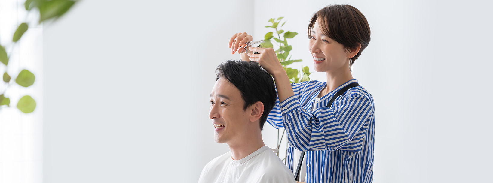 写真:髪を切っている女性